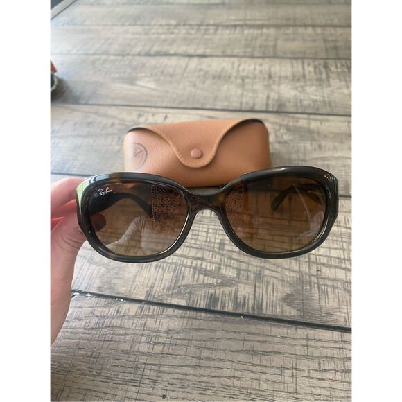 RayBan woman’s sunglasses with case - Picture 4 of 7